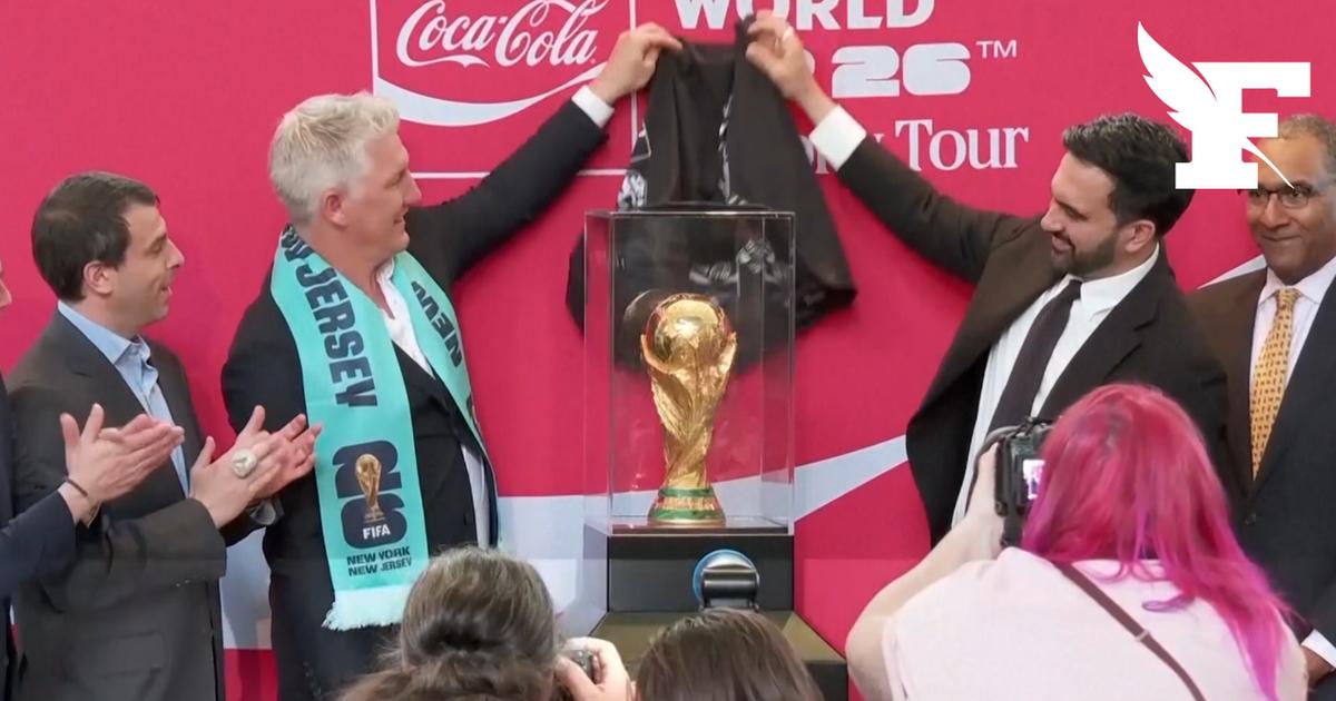 Le maire de New York et Bastian Schweinsteiger dévoilent le trophée de la Coupe du monde de la FIFA