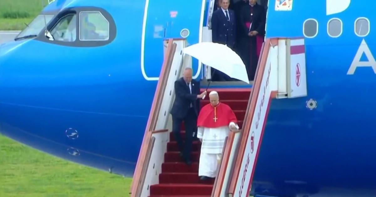 Le pape Léon XIV arrive en Algérie et serre la main du président Tebboune