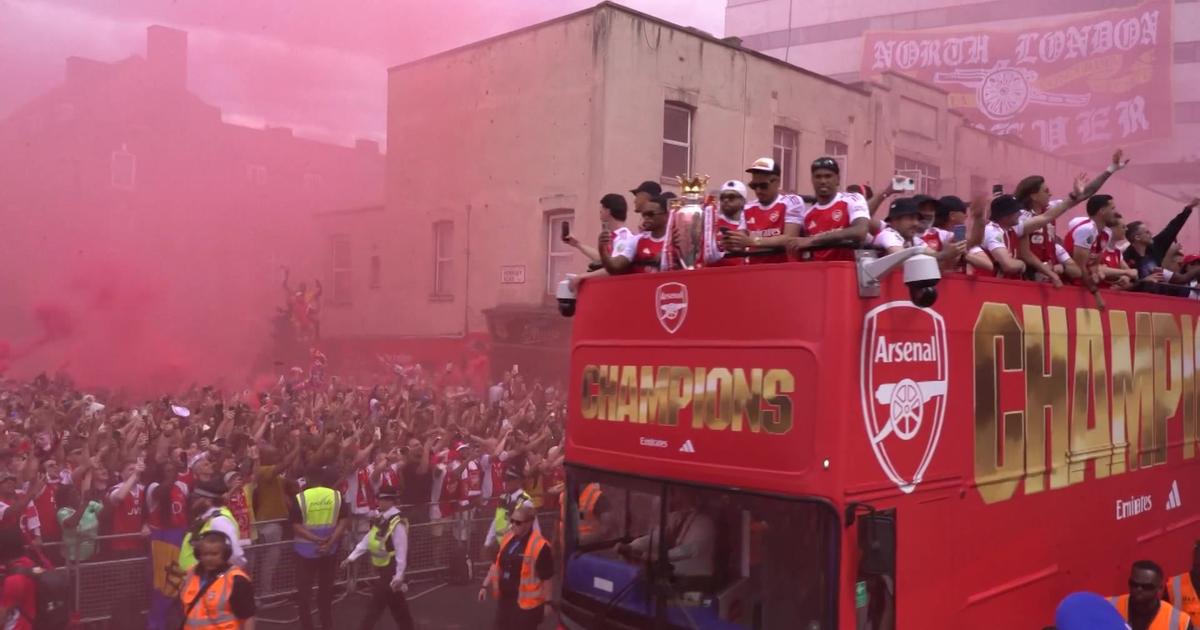 Arsenal célèbre son titre de champion d’Angleterre dans les rues de Londres
