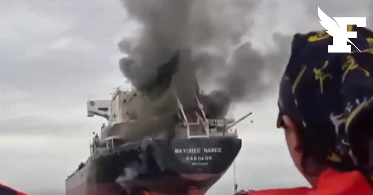 Les images d’un navire en feu attaqué par l’Iran dans le détroit d’Ormuz, trois marins piégés à bord
