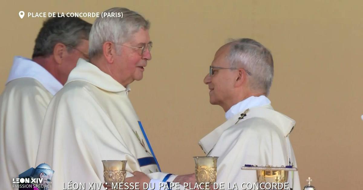 Messe à la Concorde : les fidèles se donnent la paix avant la communion