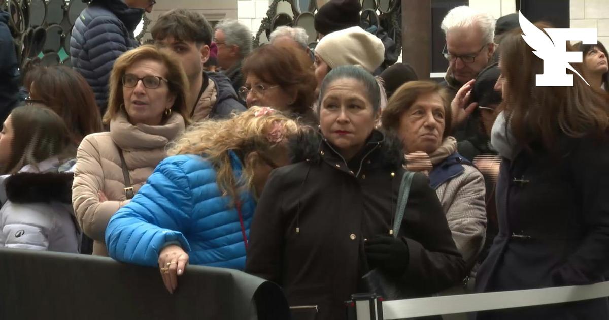 Décès du couturier Valentino: les images de la foule qui se presse pour lui rendre un dernier hommage