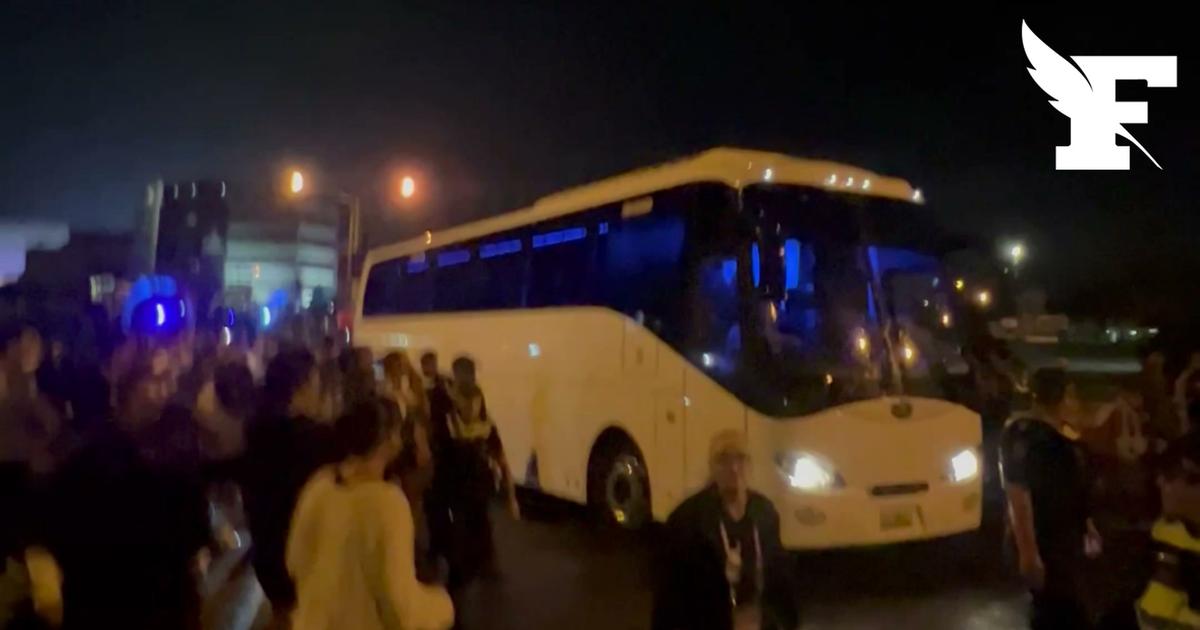 «Sauvez nos filles !» : des manifestants interpellent le bus de l’équipe féminine iranienne en Australie