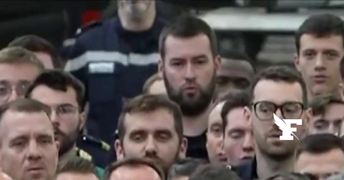 Emmanuel Macron et les marins du porte-avions Charles de Gaulle entonnent la Marseillaise