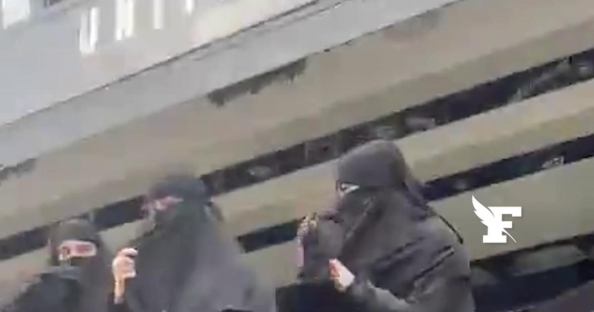 Des militantes du collectif Némésis présentes à la marche d'extrême droite de Londres entrent sur scène en voile intégral, avant de le retirer