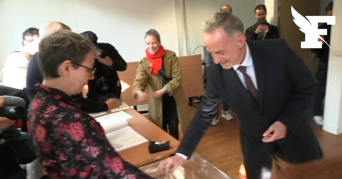 Municipales: Grégoire, candidat de la gauche unie hors LFI à la mairie de Paris, vote