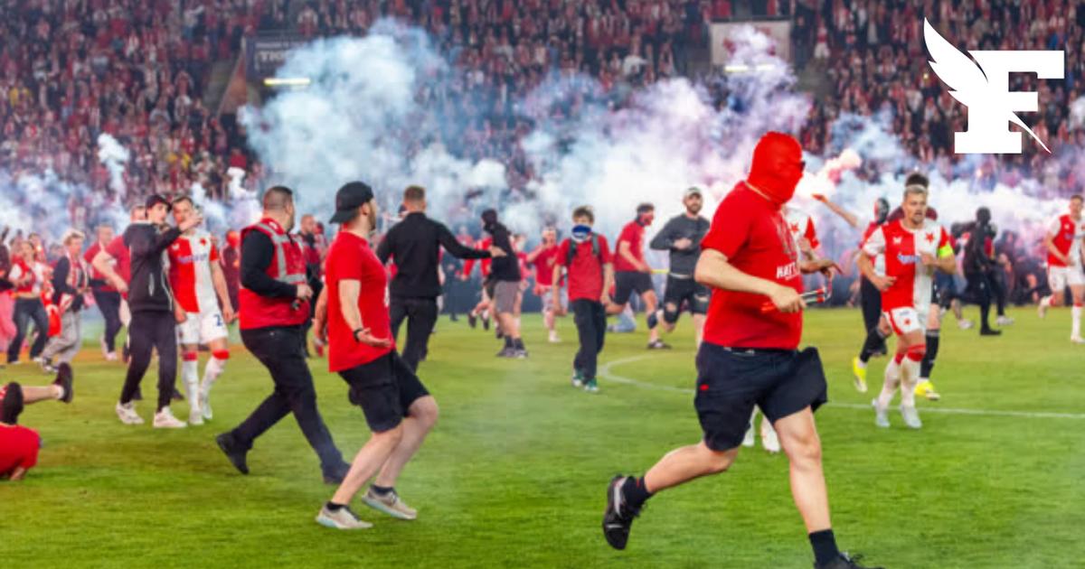 Football: fumigènes, pelouse en feu, violences contre des joueurs... Les images du chaos lors du derby de Prague