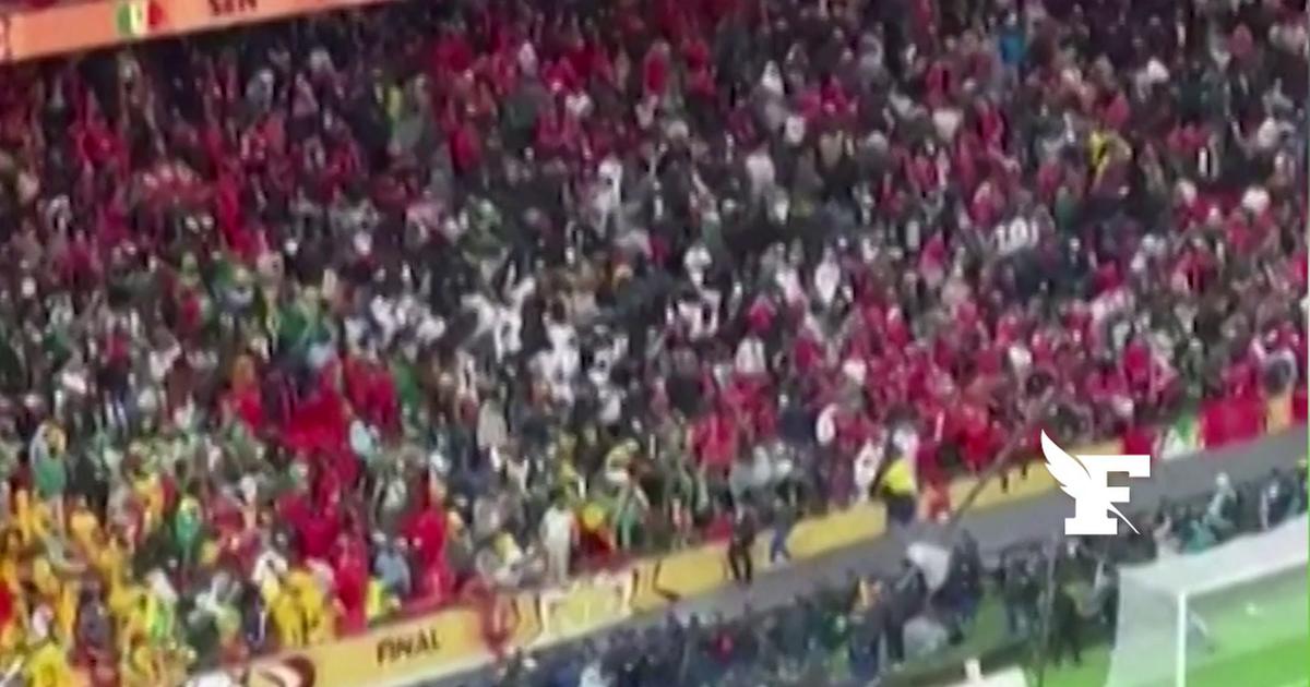 Les supporters du Sénégal tentent d'envahir le terrain lors de la finale de la CAN
