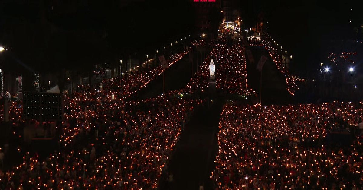 Des milliers de cierges brillent dans la nuit de Lourdes : la procession aux flambeaux se poursuit