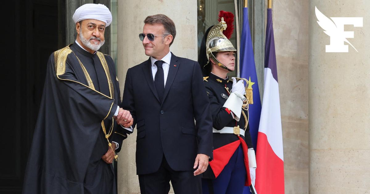 Les images d'Emmanuel Macron qui réapparaît avec ses lunettes d’aviateur pour accueillir le sultan d’Oman à L’Élysée