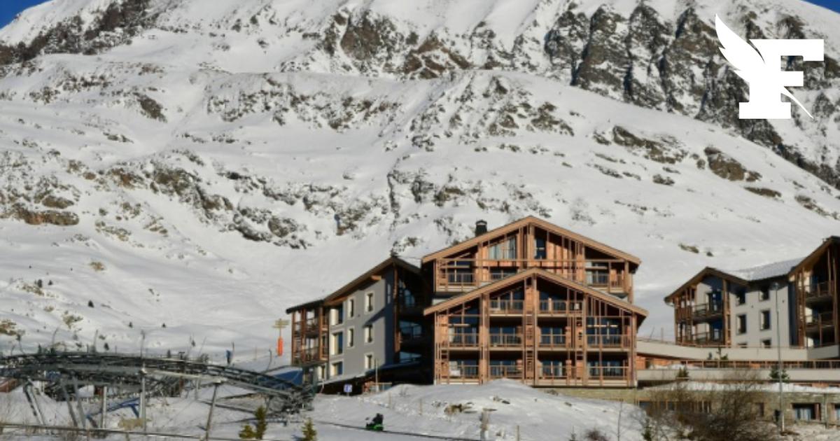 Des cyclistes gravissent l'Alpe d'Huez pour s'opposer au festival Tomorrowland Winter
