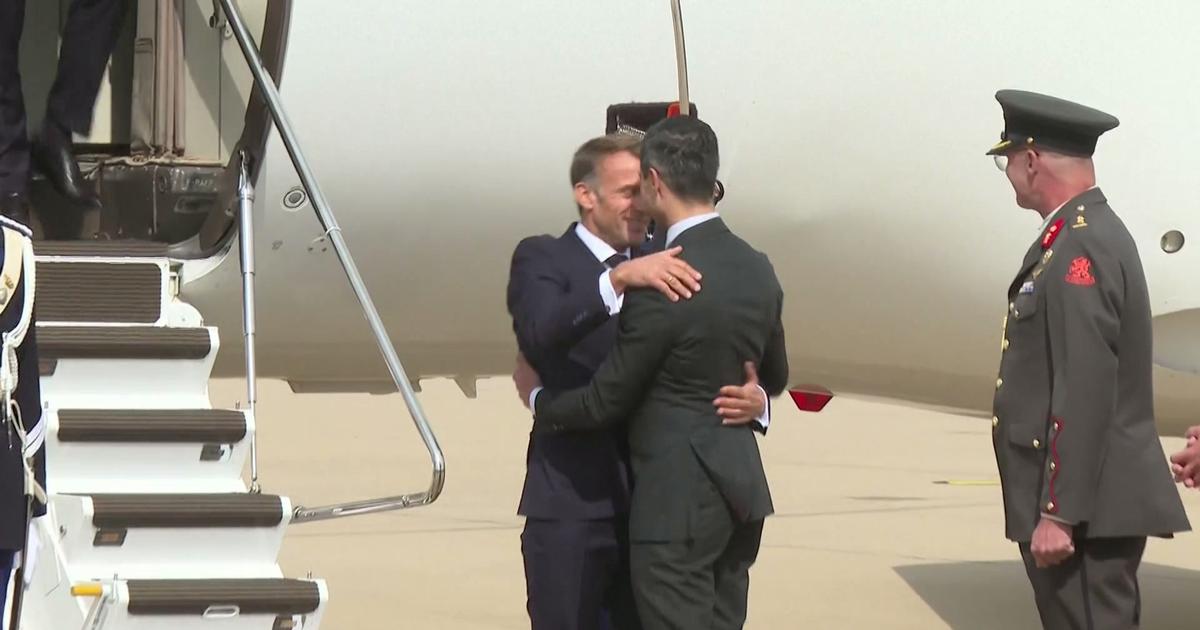 Les images de l'arrivée d'Emmanuel Macron à Eindhoven, aux Pays-Bas