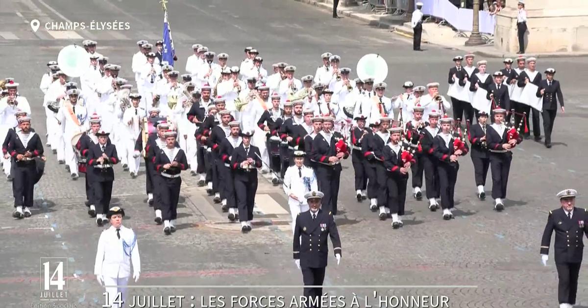 14 juillet : les musiciens de la Marine nationale jouent sur les Champs-Elysées