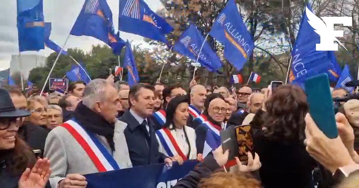 Nice: Christian Estrosi et Éric Ciotti dans le cortège de la manifestation en soutien aux policiers