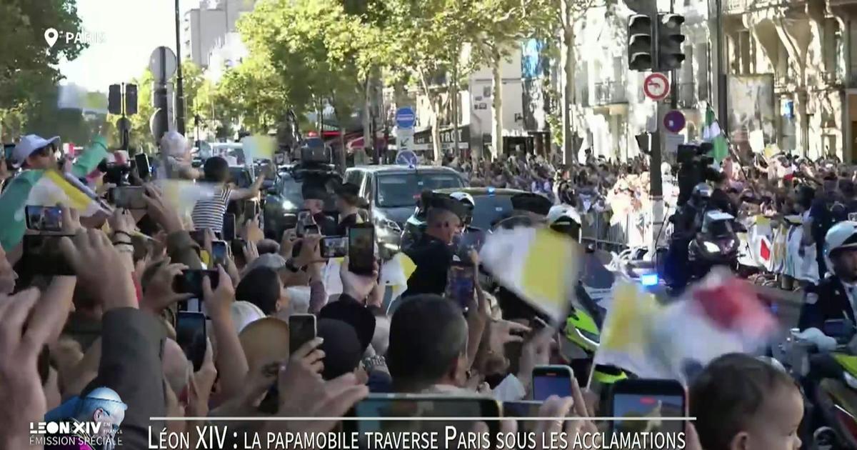 Le pape débute sa déambulation dans Paris à bord de la papamobile