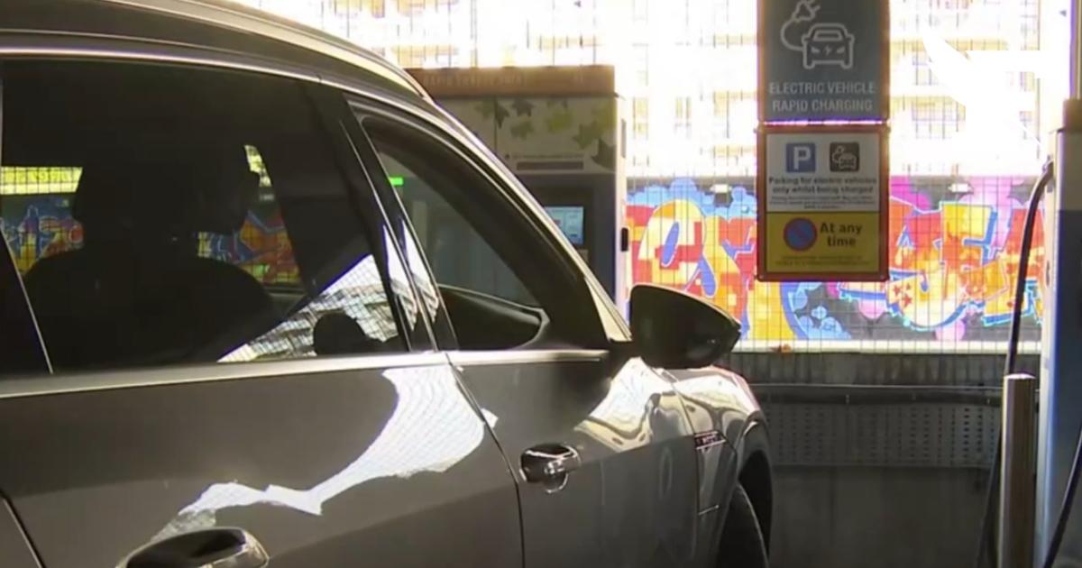 Lyon : un homme piégeait les bornes de recharge électrique avec de faux QR codes pour récupérer les données bancaires