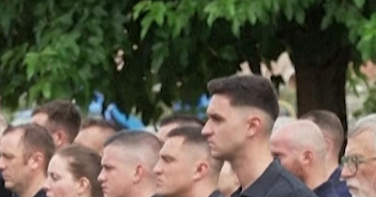 Une centaine de personnes observent une minute de silence en hommage aux deux pompiers morts dans les incendies en Gironde