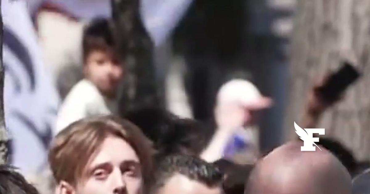 Tout juste nommé sélectionneur de l'équipe de France, Zinédine Zidane prends son premier bain de foule