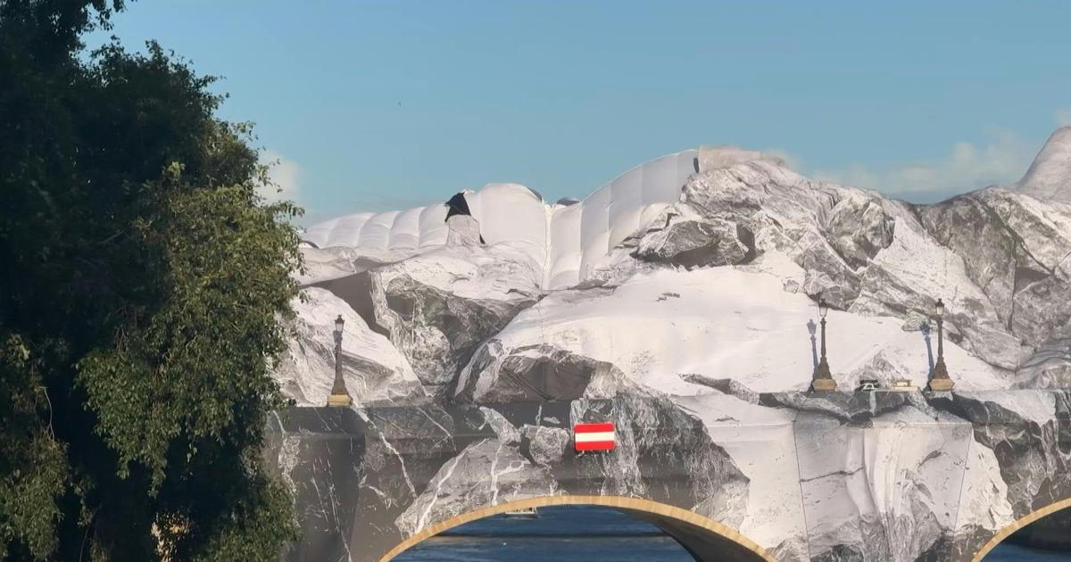 La «Caverne» de JR sur le Pont Neuf endommagée par les orages