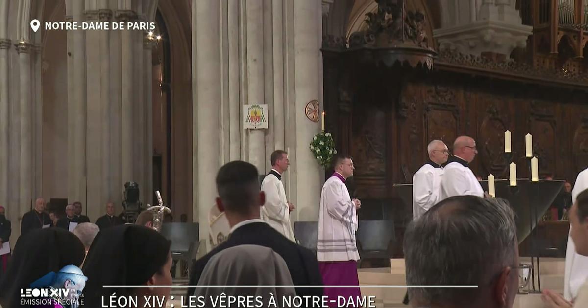 Le rite de la lumière débute dans la cathédrale Notre-Dame de Paris