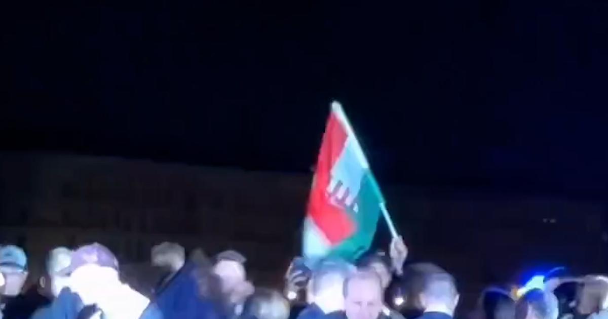 Hongrie: un futur ministre danse pour fêter la victoire de Péter Magyar face à Viktor Orban