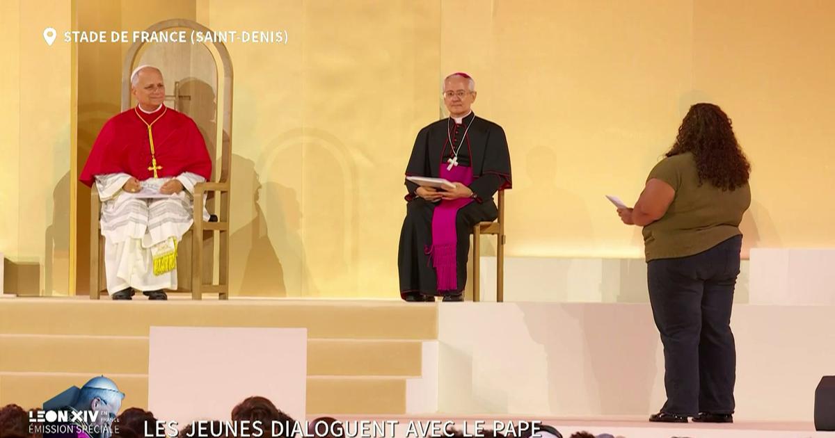 Le pape échange avec deux jeunes fidèles au Stade de France