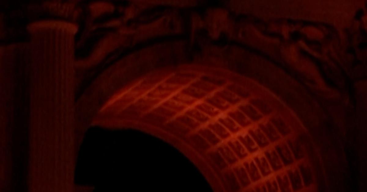 La vasque olympique illuminée à Milan pour le début des Jeux d'hiver