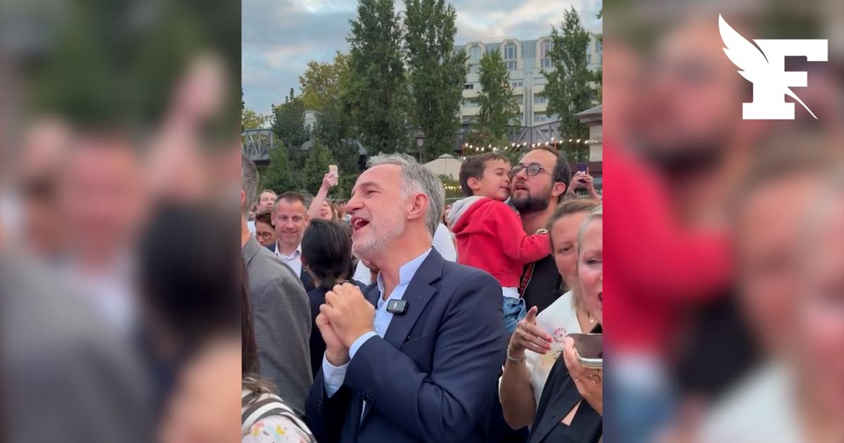 Avant le concert de Céline Dion, Emmanuel Grégoire échauffe ses cordes vocales lors d’un karaoké géant