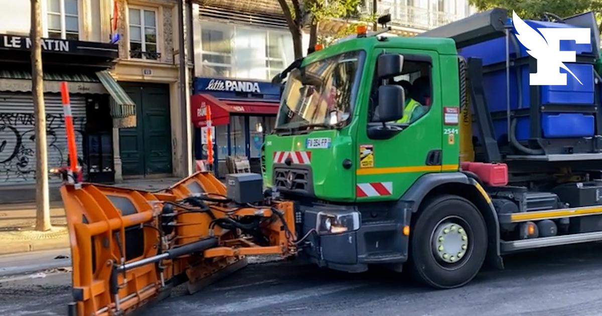 Au lendemain des manifestations du 17 octobre, des camions déblaient les débris dans Paris