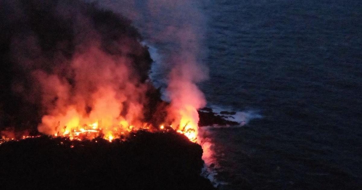 L'impressionnante rencontre de la lave du Piton de la Fournaise avec l'océan Indien