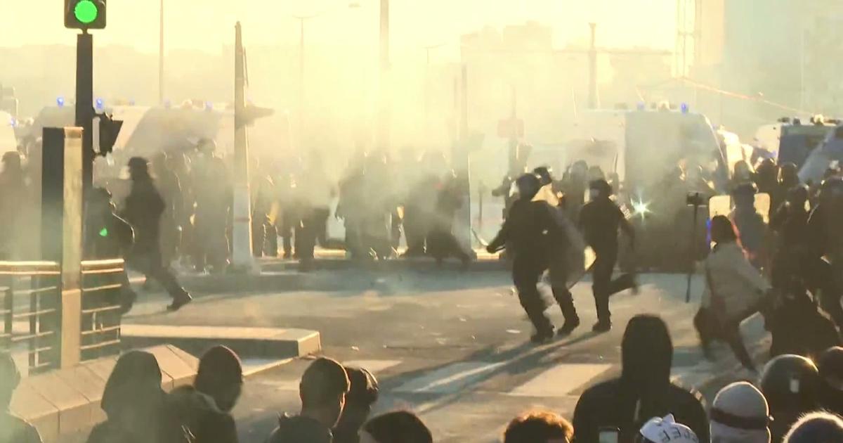 Manifestation du 31 octobre: les CRS chargent les manifestants à Paris