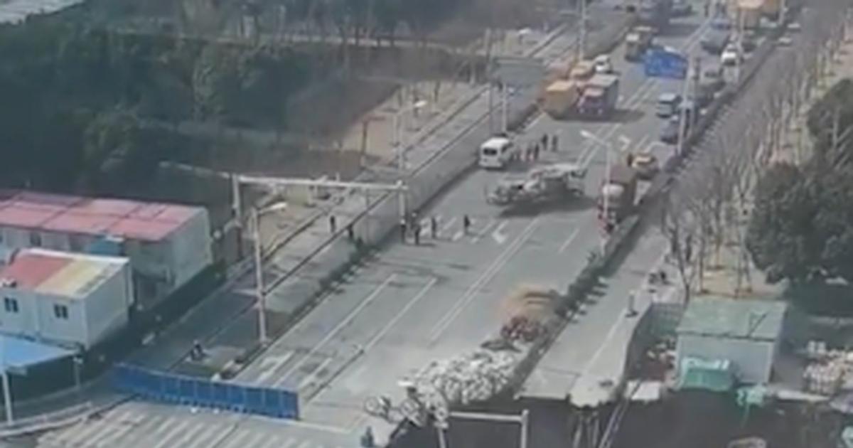 Chine: un route s'effondre dans une artère très fréquentée de Shanghai