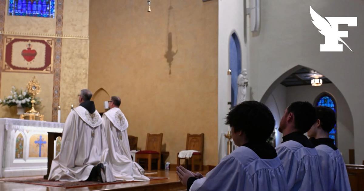 Le diocèse catholique de Charlotte interdit la communion à genoux