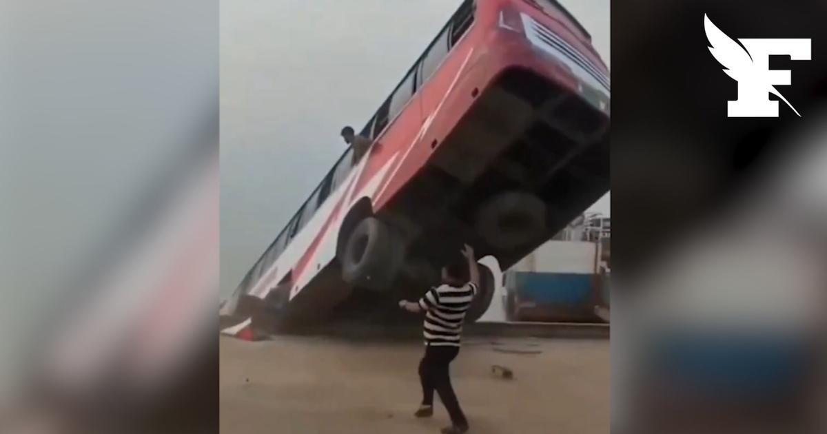 Bangladesh: les images de la chute d'un bus qui a fait au moins 24 morts, dont cinq enfants