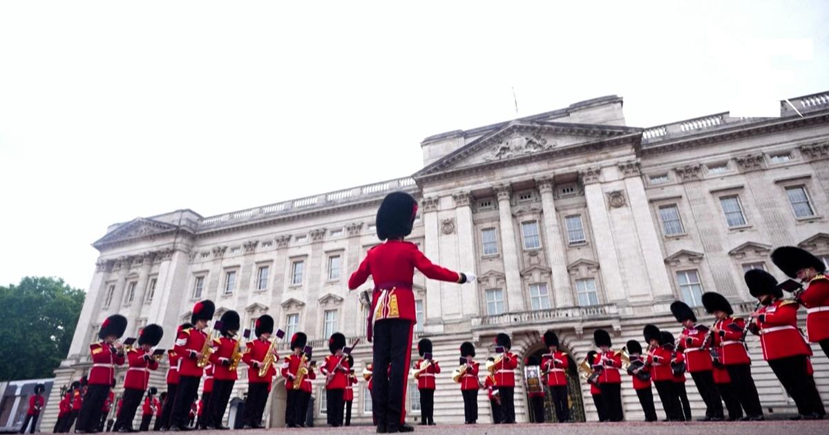 Les gardes du palais de Buckingham rendent hommage à Dolly Parton en interprétant «9 to 5»