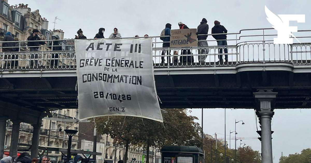 Paris : une banderole appelant à un «Acte III» accrochée au pont du cours de Vincennes