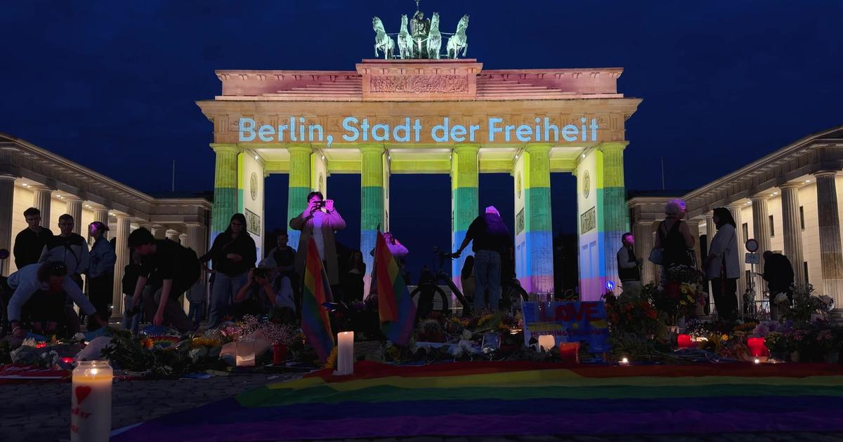 Berlin: les images de la Porte de Brandebourg illuminée en hommage aux victimes de l'attentat