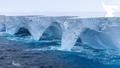 Le plus grand iceberg du monde immobilisé à plus de 70 km d'une île isolée de l'Antarctique