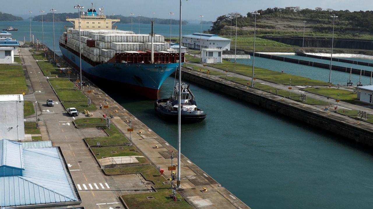 Un porte-conteneurs entre dans l’écluse d’Agua Clara, du côté Atlantique du canal de Panama, en avril 2024. Aris Martinez / REUTERS