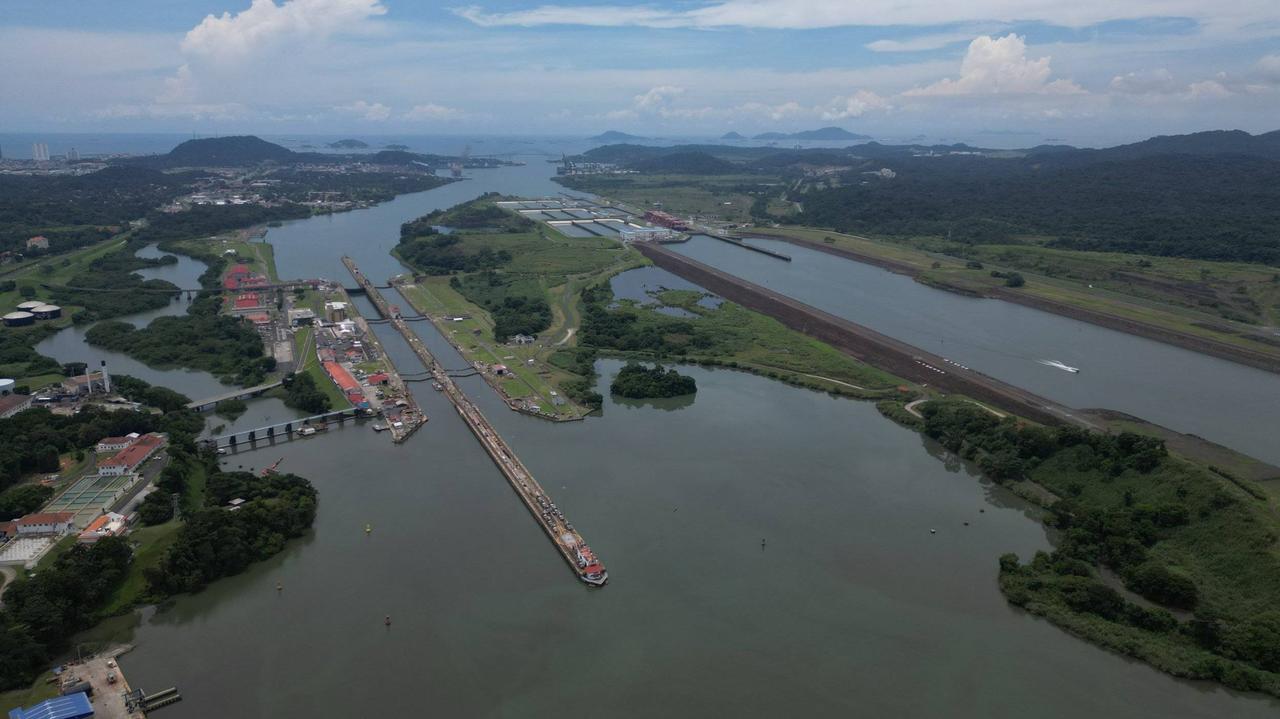 Vue des écluses de Miraflores (à gauche) et des écluses de Cocoli (à droite) du canal de Panama le 23 août 2023. Des deux côtés du canal de Panama, 126 cargos ont récemment été bloqués, soit près de 40 % de plus qu'en temps normal. La raison en est la restriction du passage des navires en raison de la sécheresse persistante. Le délai d'attente était alors de neuf à onze jours. Mauricio Valenzuela/Dpa via Reuters