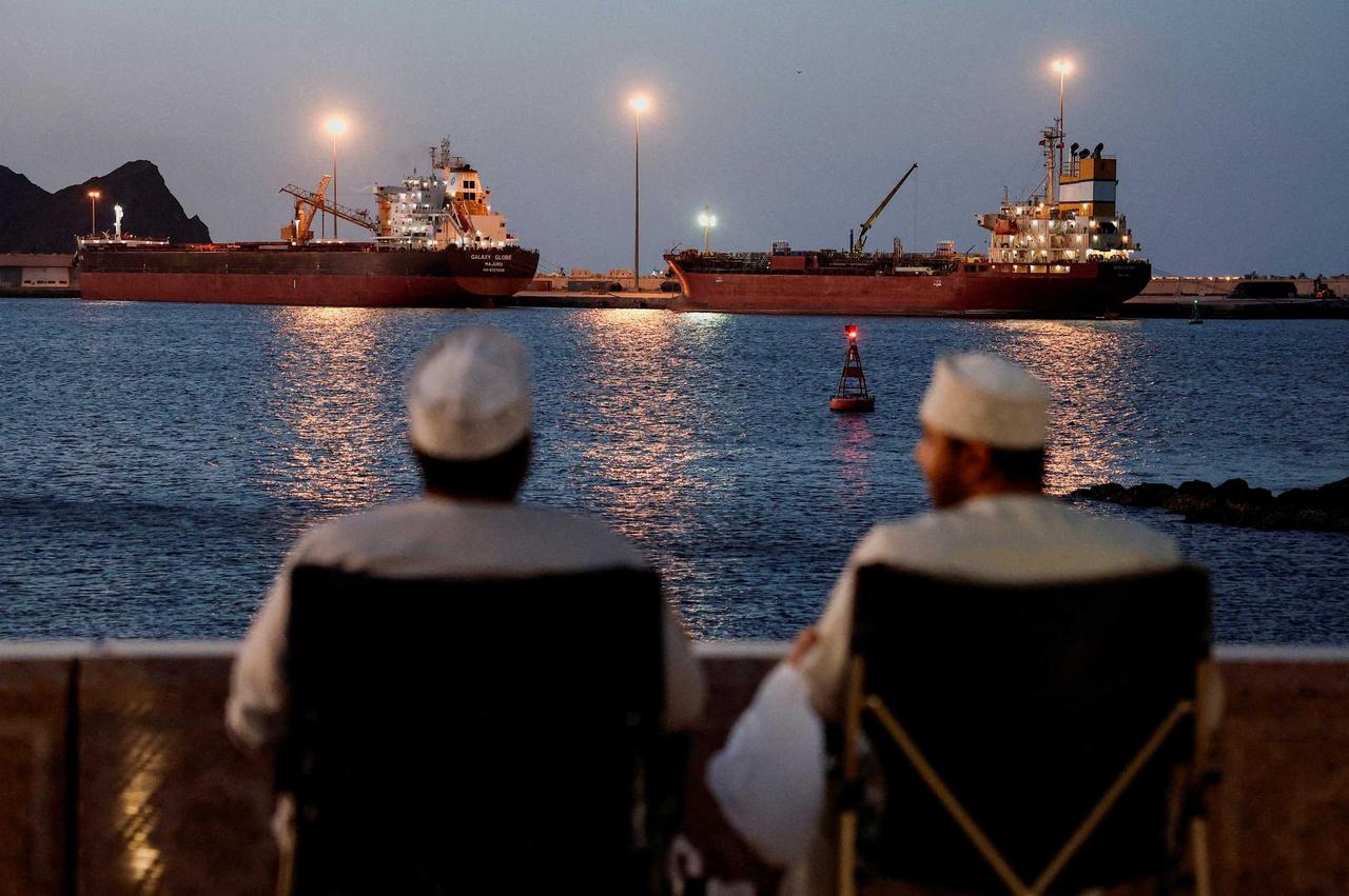 Le vraquier Galaxy Globe et le pétrolier Luojiashan à l'ancrage à Mascate (Oman), le 9 mars 2026.  © Reuters/Benoit Tessier/File Photo