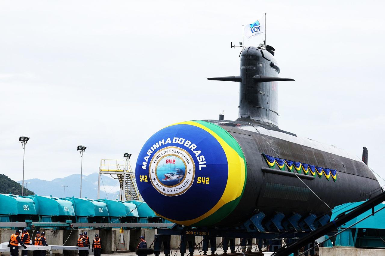 Le président français Emmanuel Macron, le président brésilien Luiz Inacio Lula da Silva ont assisté au lancement du troisième sous-marin diesel de classe Scorpène construit au Brésil, le 27 mars 2024. Photo : Reuters