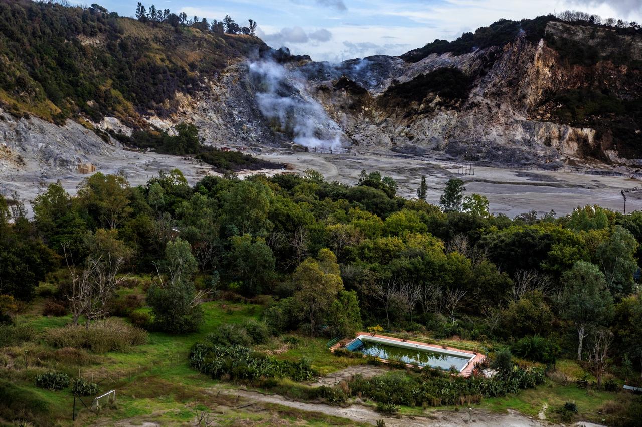 La Solfatara, aujourd’hui interdite au public, abritait jusqu’en 2018 un terrain de camping avec sa piscine.