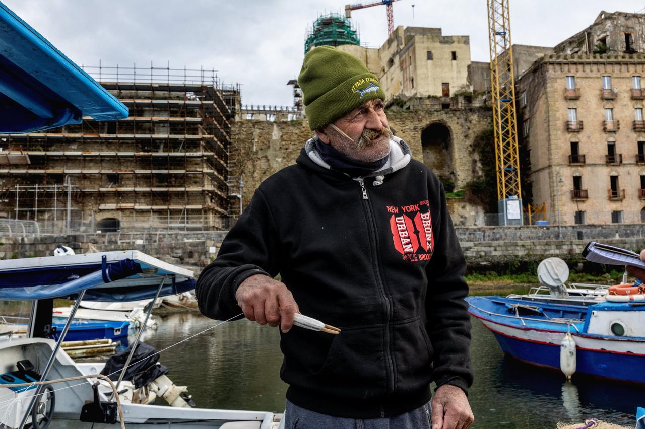 Francesco Ciciriello mouille encore son bateau dans la « darse sans eau ».