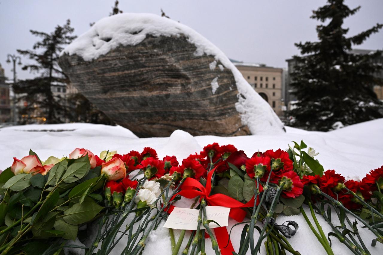 Des fleurs déposées en hommage à Alexeï Navalny, près du monument dédié aux victimes des répressions politiques soviétiques, en face de la Loubianka, siège du KGB soviétique puis FSB russe. à Moscou, le 23 février 2024. © NATALIA KOLESNIKOVA / AFP