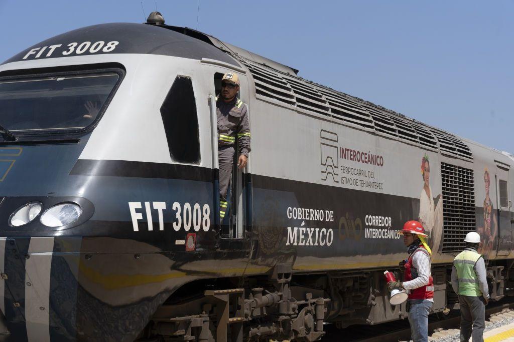 Un train du chemin de fer interocéanique arrive à une gare de Matias Romero, dans l'État d'Oaxaca, au Mexique, le 27 février 2024. Le chemin de fer interocéanique fait partie du projet gouvernemental du corridor interocéanique de l'isthme de Tehuantepec (CIIT), destiné à concurrencer le Canal de Panama. Alejandro Cegarra/Bloomberg via Getty