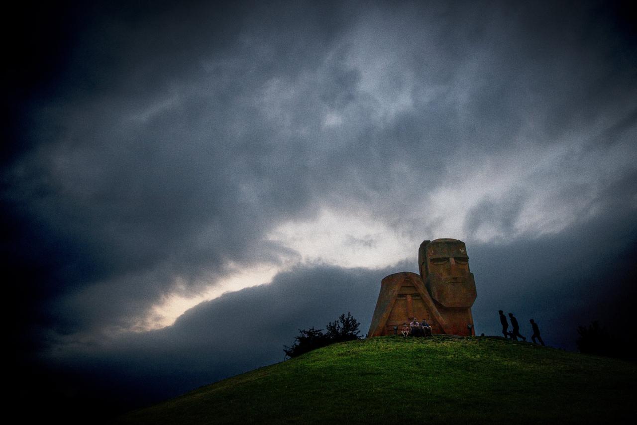 La statue «Nous sommes nos montagnes», réalisée par Sarkis Baghdassarian en 1967, représente un couple de paysans, «papik» et «dadik» («grand-père» et «grand-mère»). Elle est devenue le symbole de la présence arménienne au Haut-Karabakh. © ANTOINE AGOUDJIAN / LE FIGARO MAGAZINE