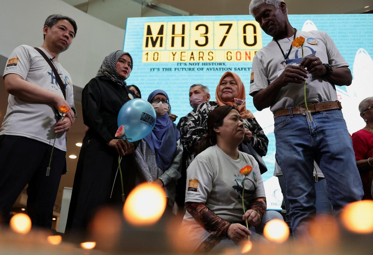 Des familles de passagers chinois et malaisiens du vol MH370 de Malaysia Airlines, réunies lors d'une commémoration pour le 10e anniversaire de sa disparition à Subang Jaya, Malaisie, le 3 mars 2024. © REUTERS/Hasnoor Hussain