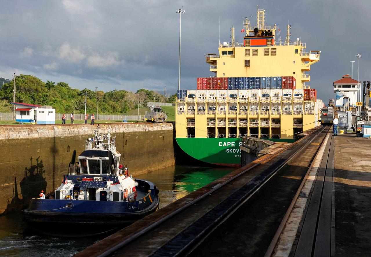 Un remorqueur se déplace derrière un cargo dans une des écluses du canal de Panama, en bordure de Panama City, le 3 mai 2024. Daniel Becerril / REUTERS