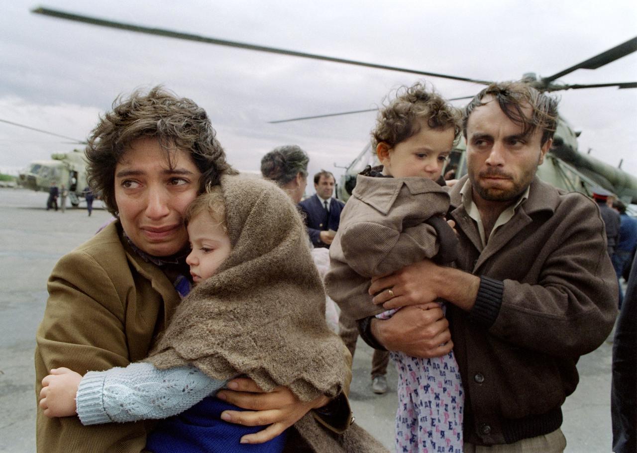 Une famille arménienne fuyant le Haut-Karabakh, à l'aéroport d'Erevan (Arménie), le 13 mai 1991. © WOJTEK DRUSZCZ / AFP